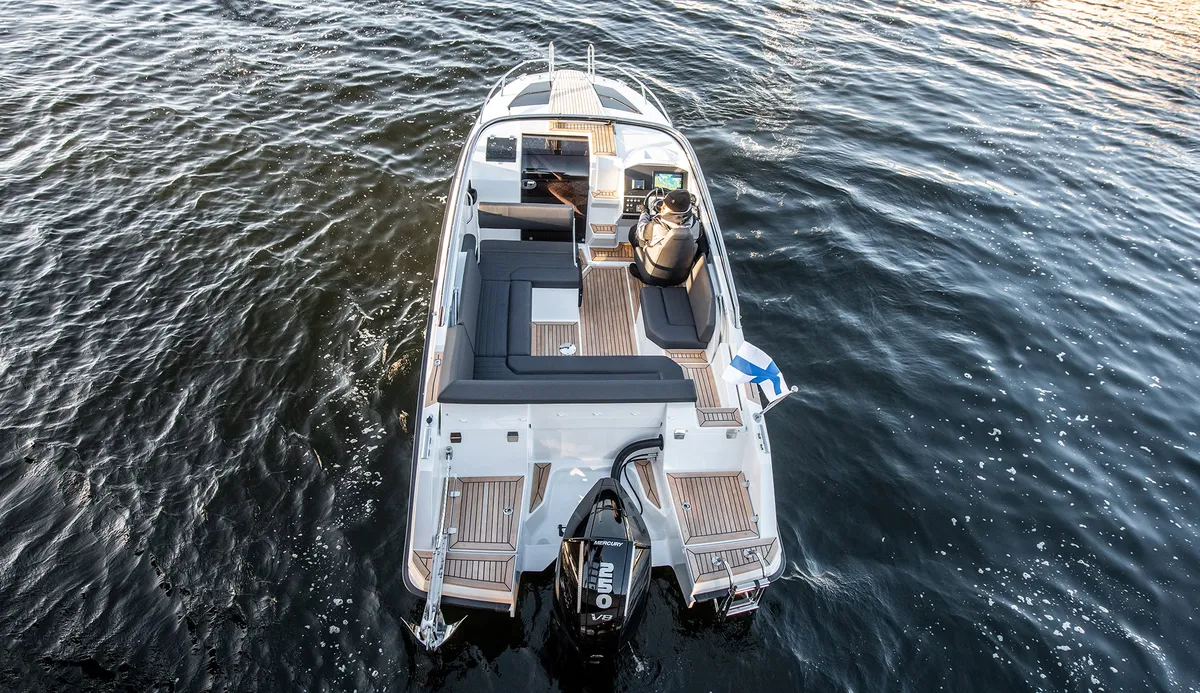 Finnmaster T7: Boot vanuit vogelperspectief op water