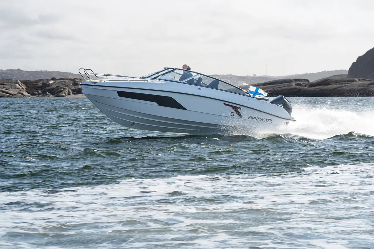 Finnmaster T8: Boot varend op zee