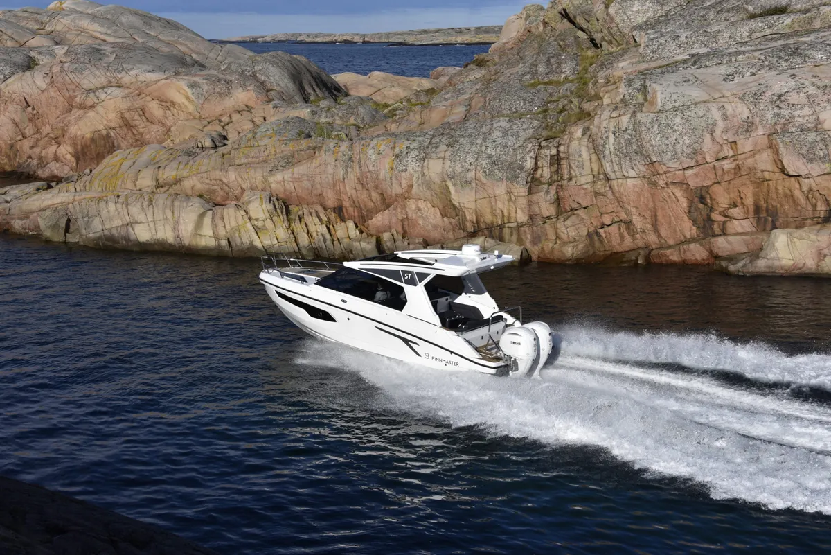 Finnmaster T9 ST: Boot varend langs rotsen