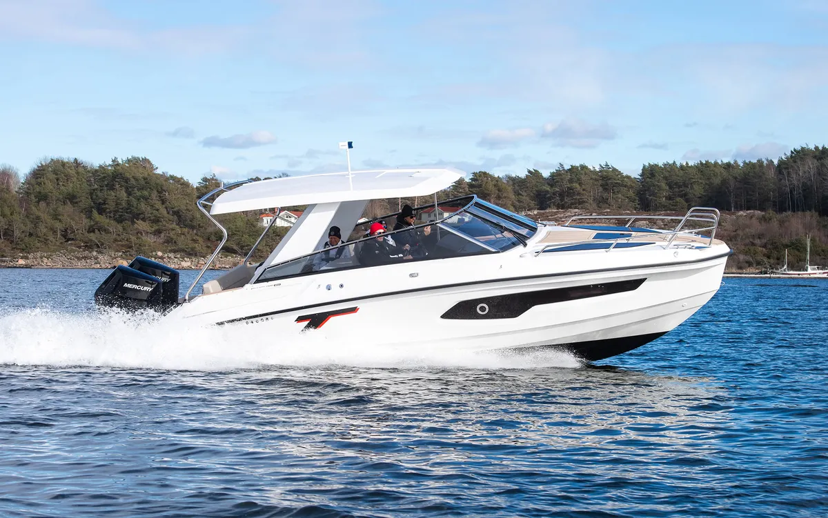 Finnmaster T9 T-Top: Boot varend op zee