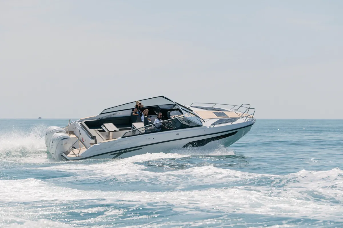 Finnmaster T9: Speedboot varend op zee