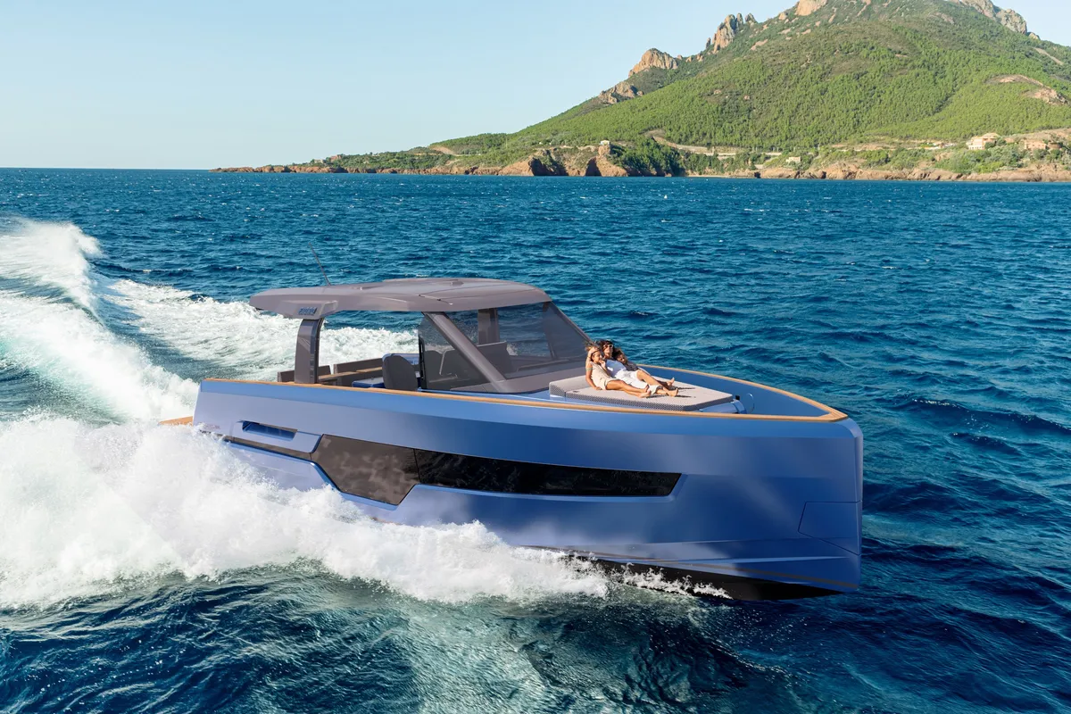 Fjord 440 Open: Boot varend voor kustlijn