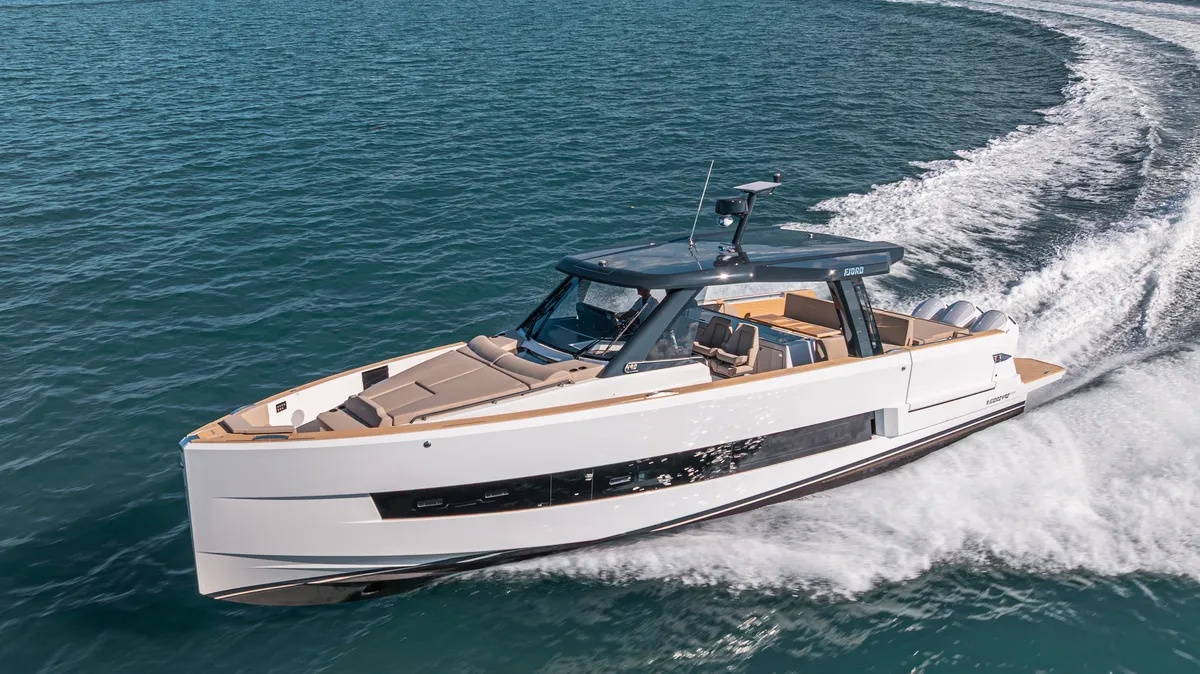 Fjord 490 Sport: Boot varend op zee