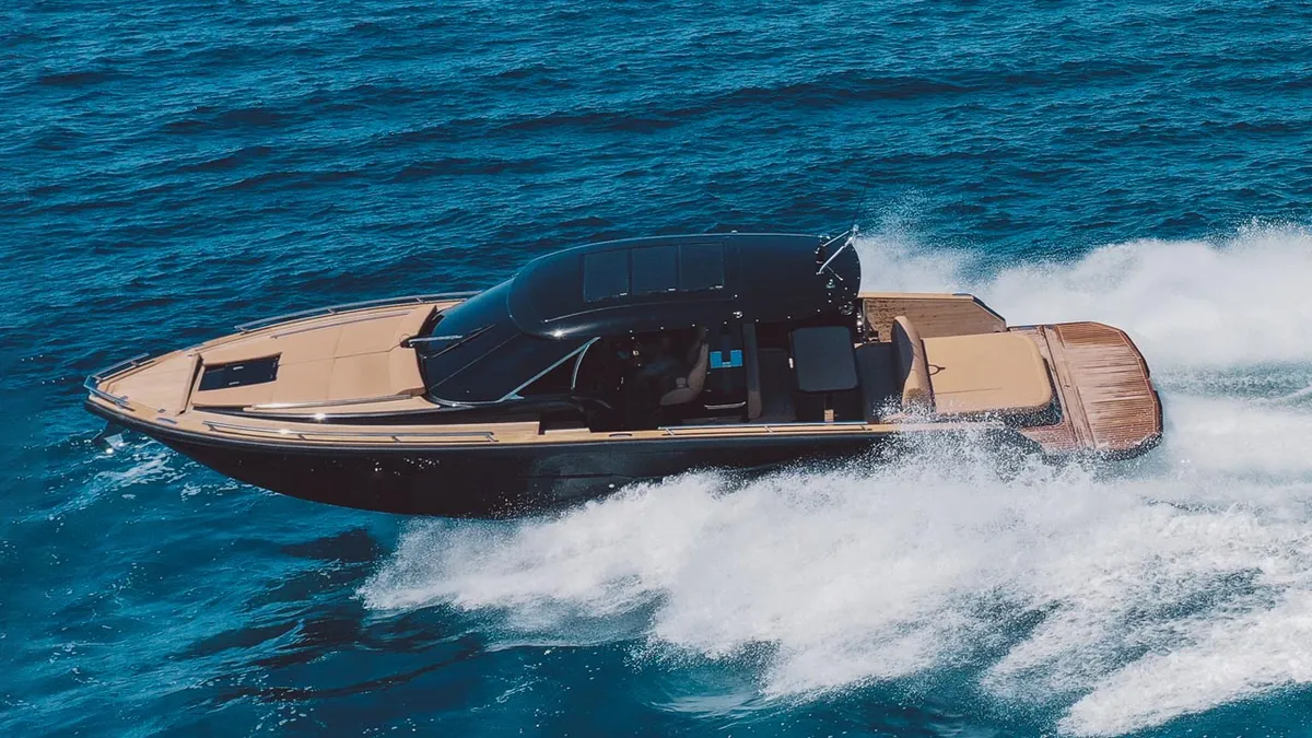 Focus Motor Yachts Forza 37: Boot varend op zee