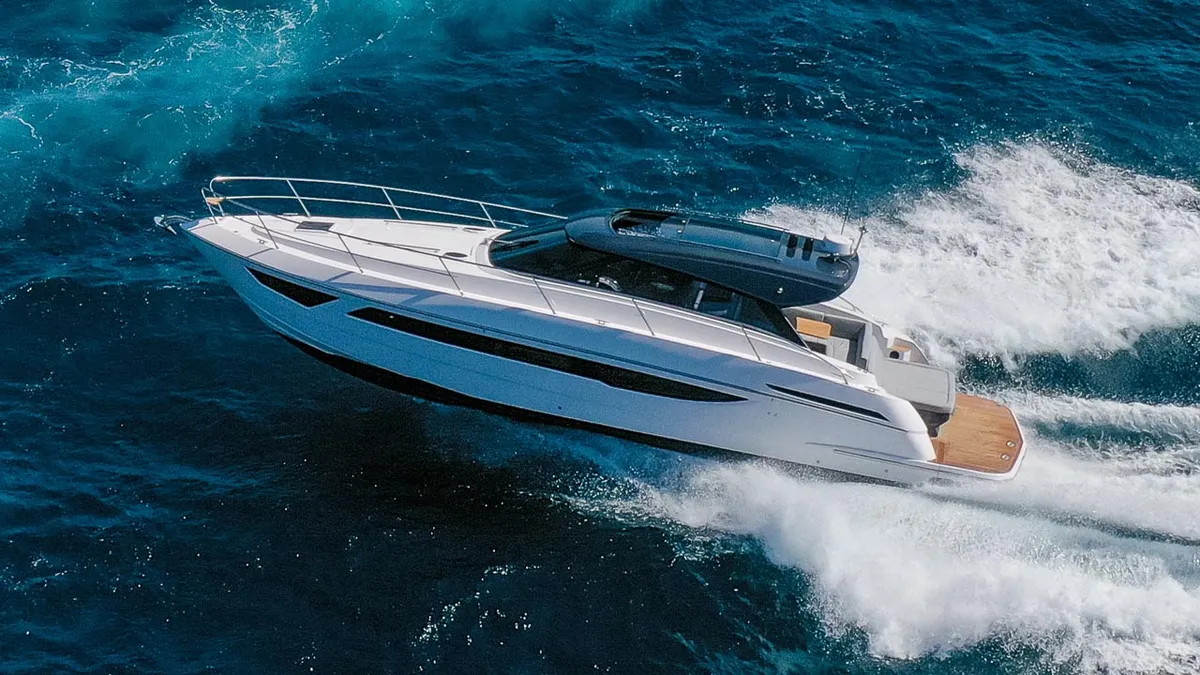 Focus Motor Yachts Power 44: Boot varend op zee