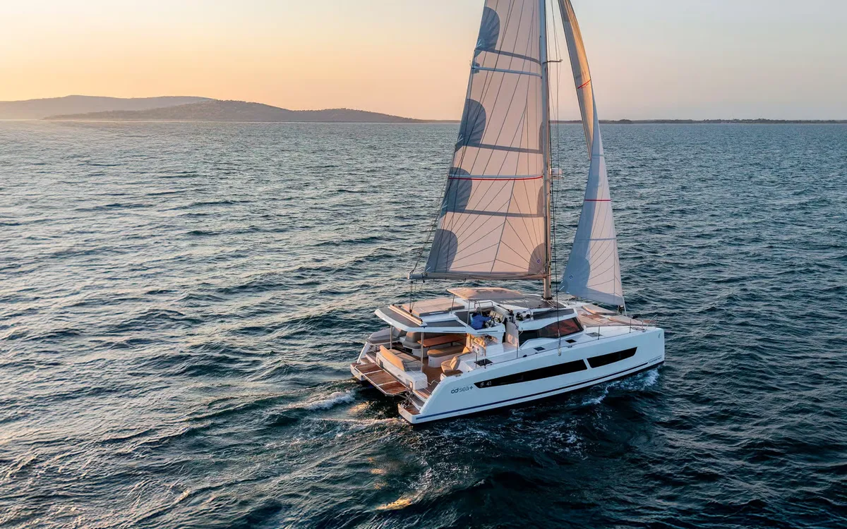 Fountaine Pajot FP41: Catamaran zeilend op zee