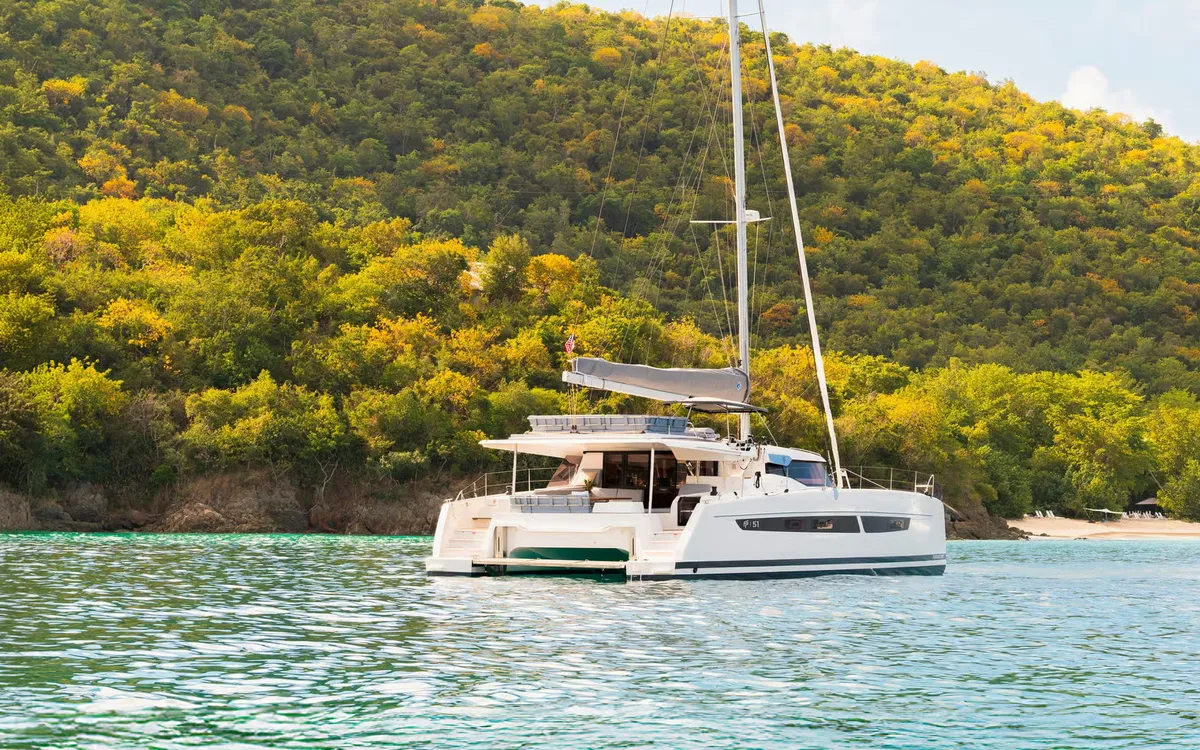 Fountaine Pajot FP51: Catamaran voor anker bij kust
