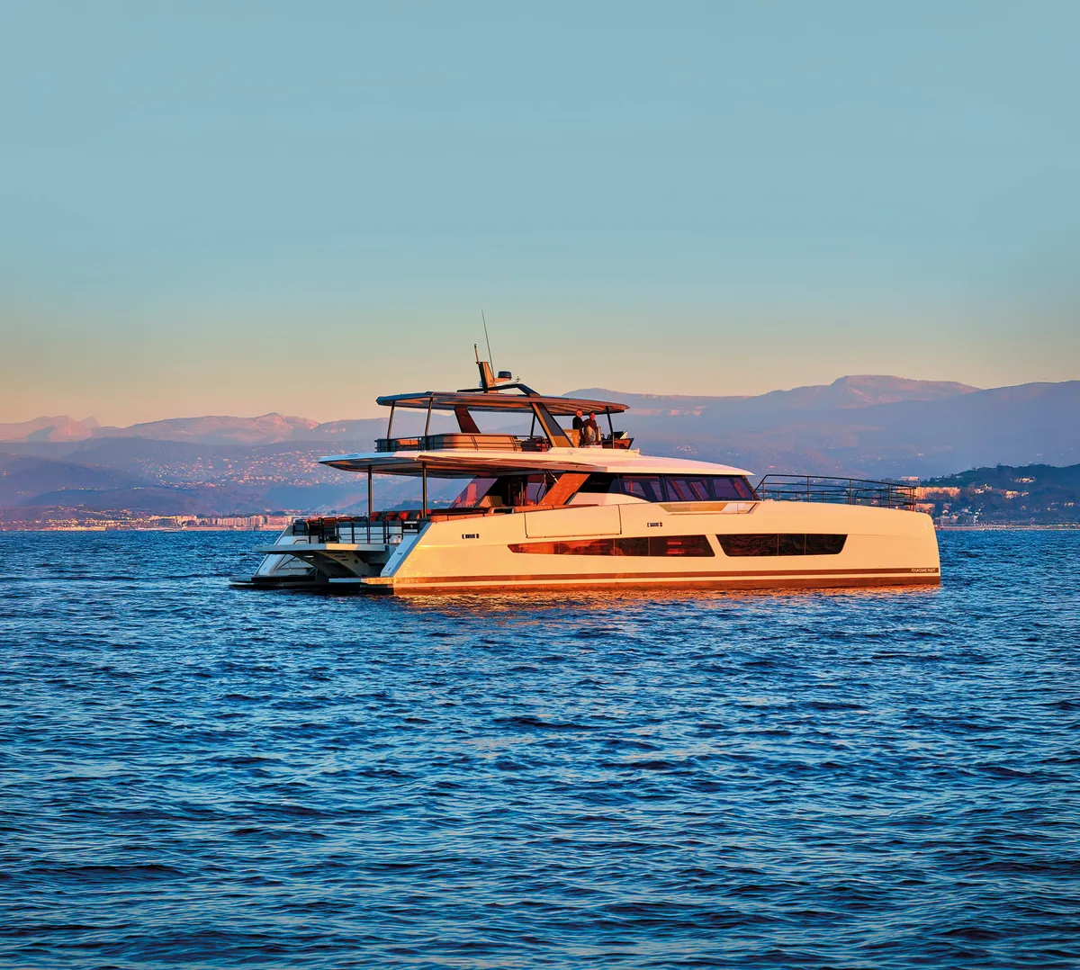 Fountaine Pajot FPY 80: Catamaran varend bij zonsondergang