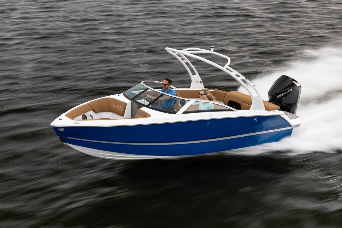 Four Winns H1 OB: Boot varend op water