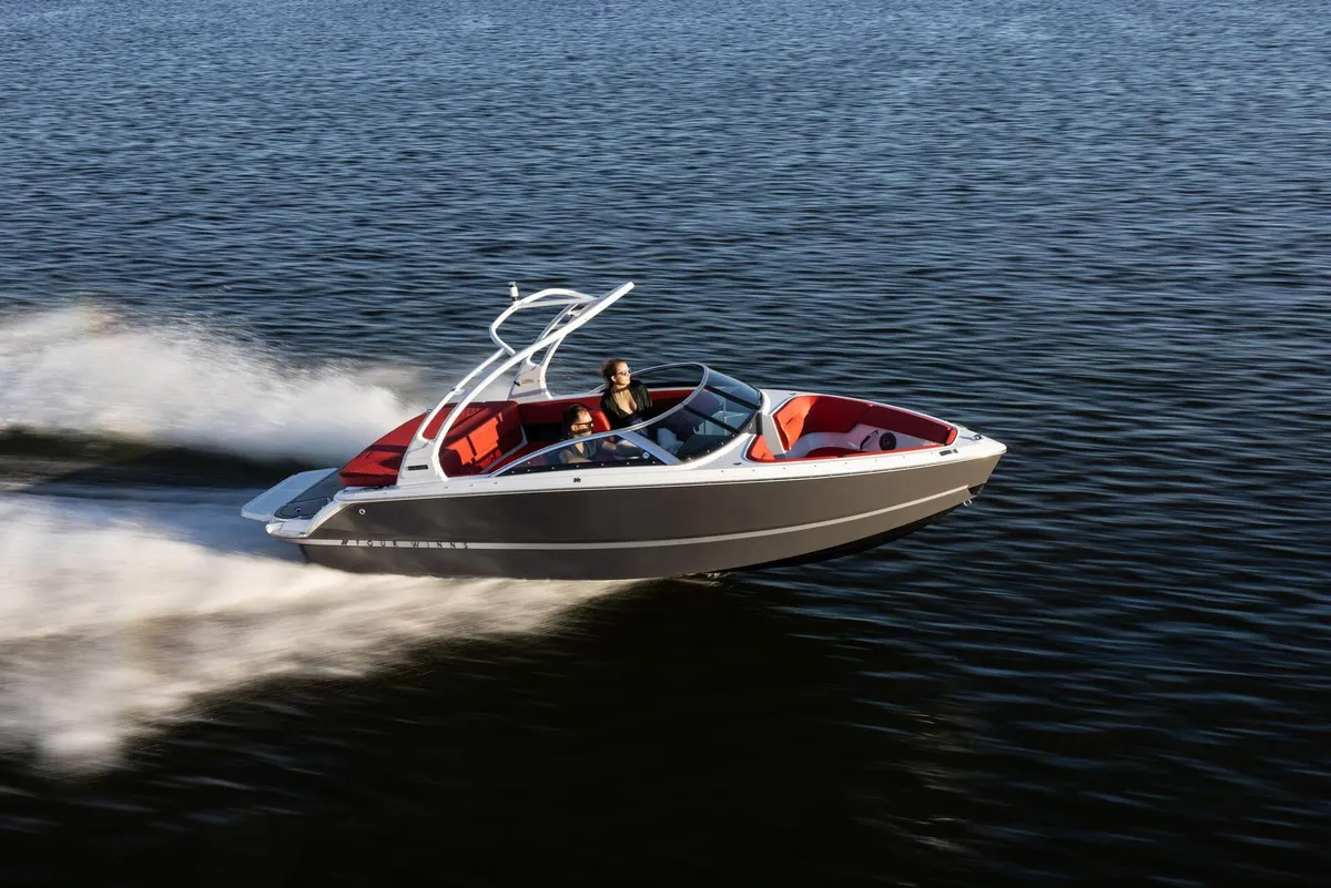Four Winns H1: Boot varend op water