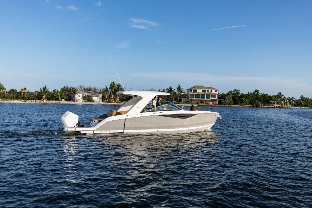 Four Winns H33 OB: Boot varend op water