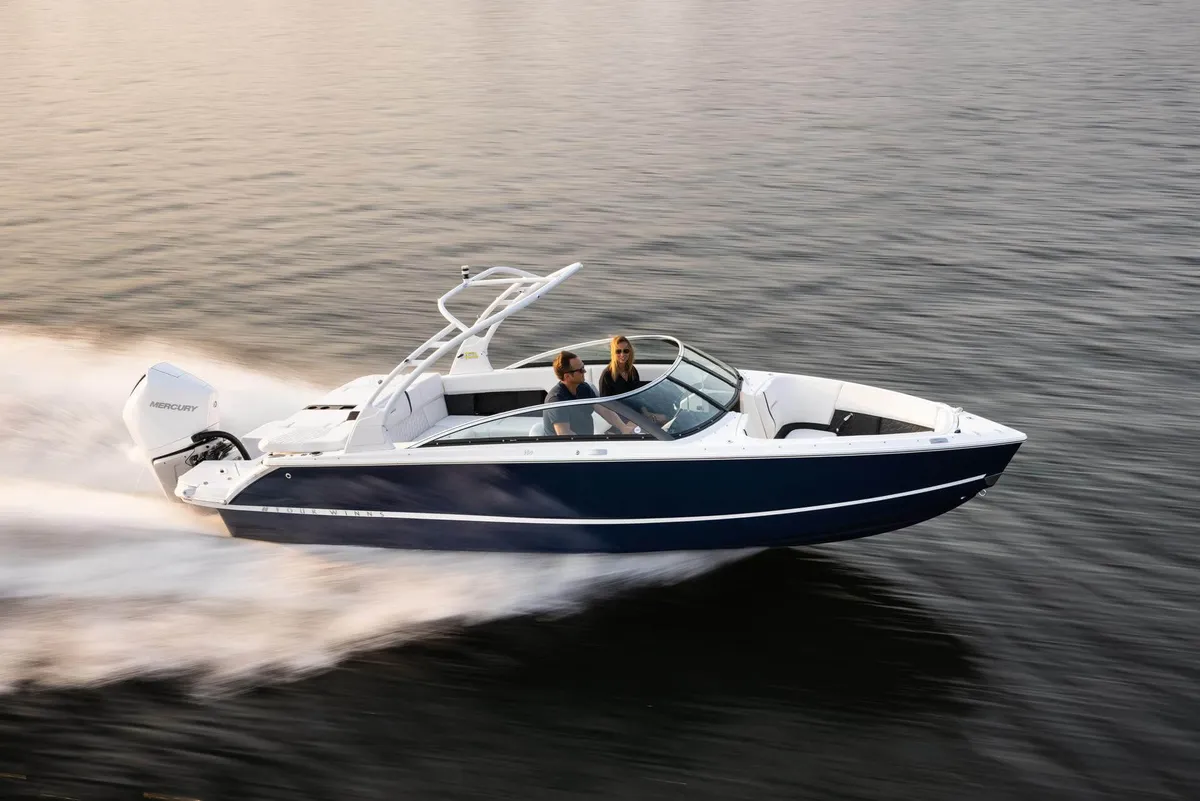 Four Winns H4 OB: Boot varend op water