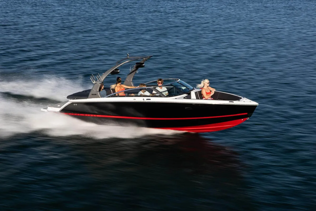 Four Winns H4 Surf: Speedboot varend op water