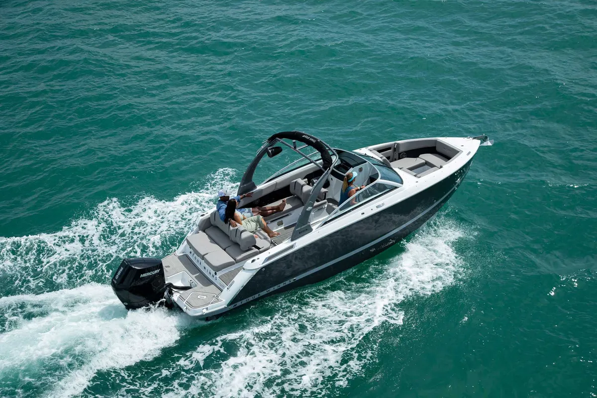 Four Winns H6 OB: Boot varend op zee