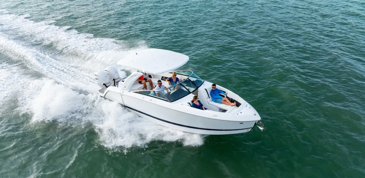Four Winns H9 OB: Boot varend met passagiers op zee