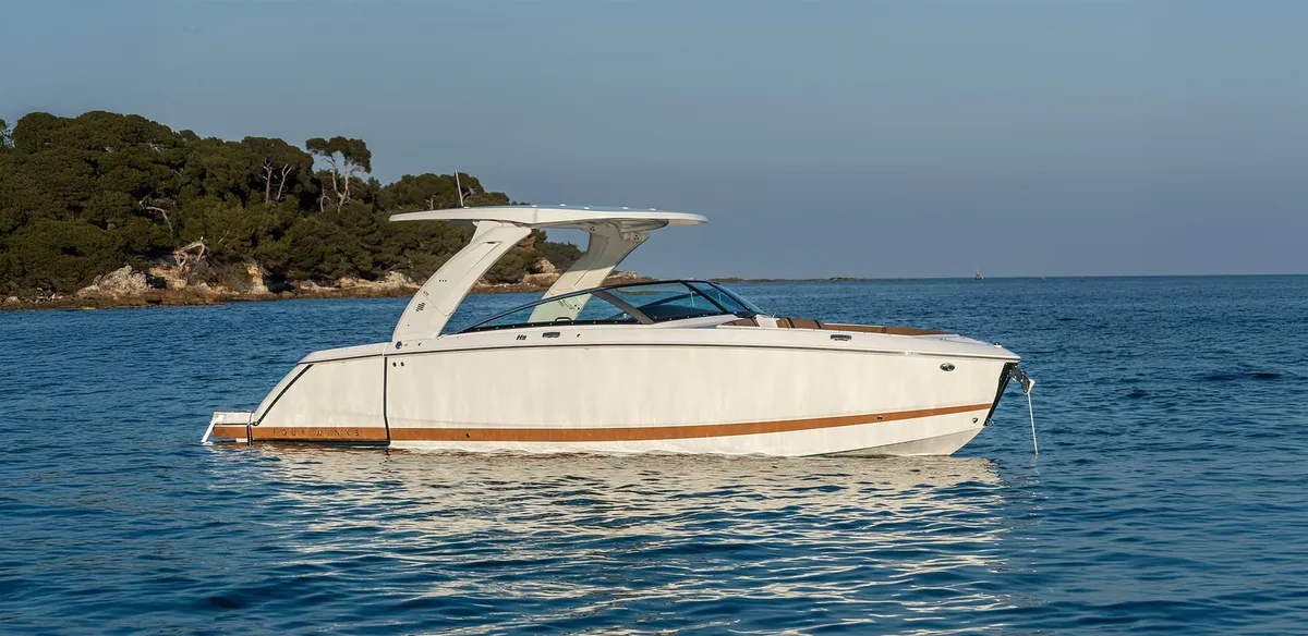 Four Winns H9: Boot afgemeerd bij kust
