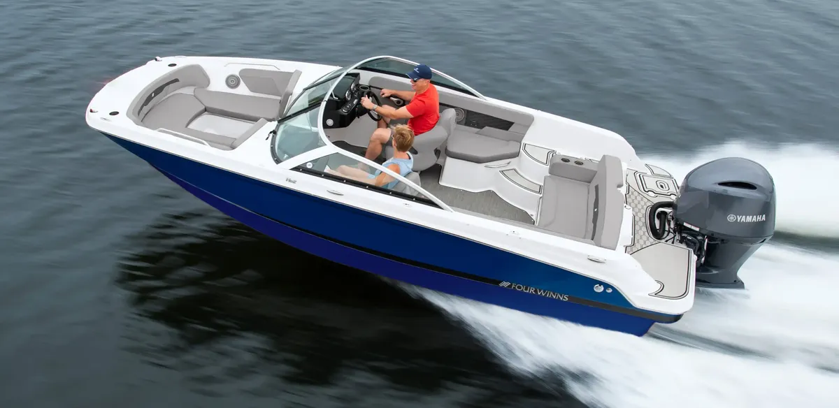 Four Winns HD2 OB: Boot varend op water
