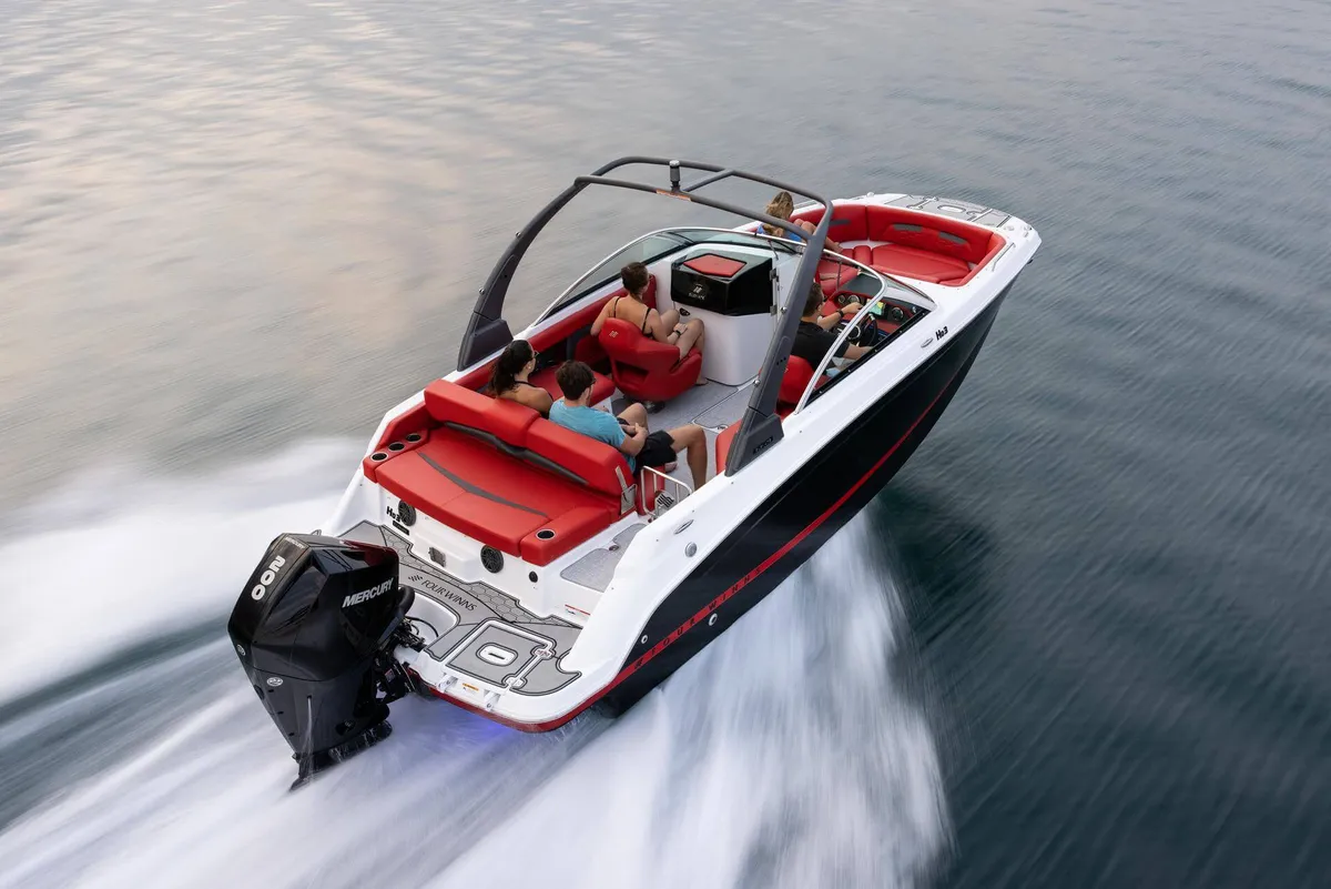 Four Winns HD3 OB: Boot varend op water met passagiers