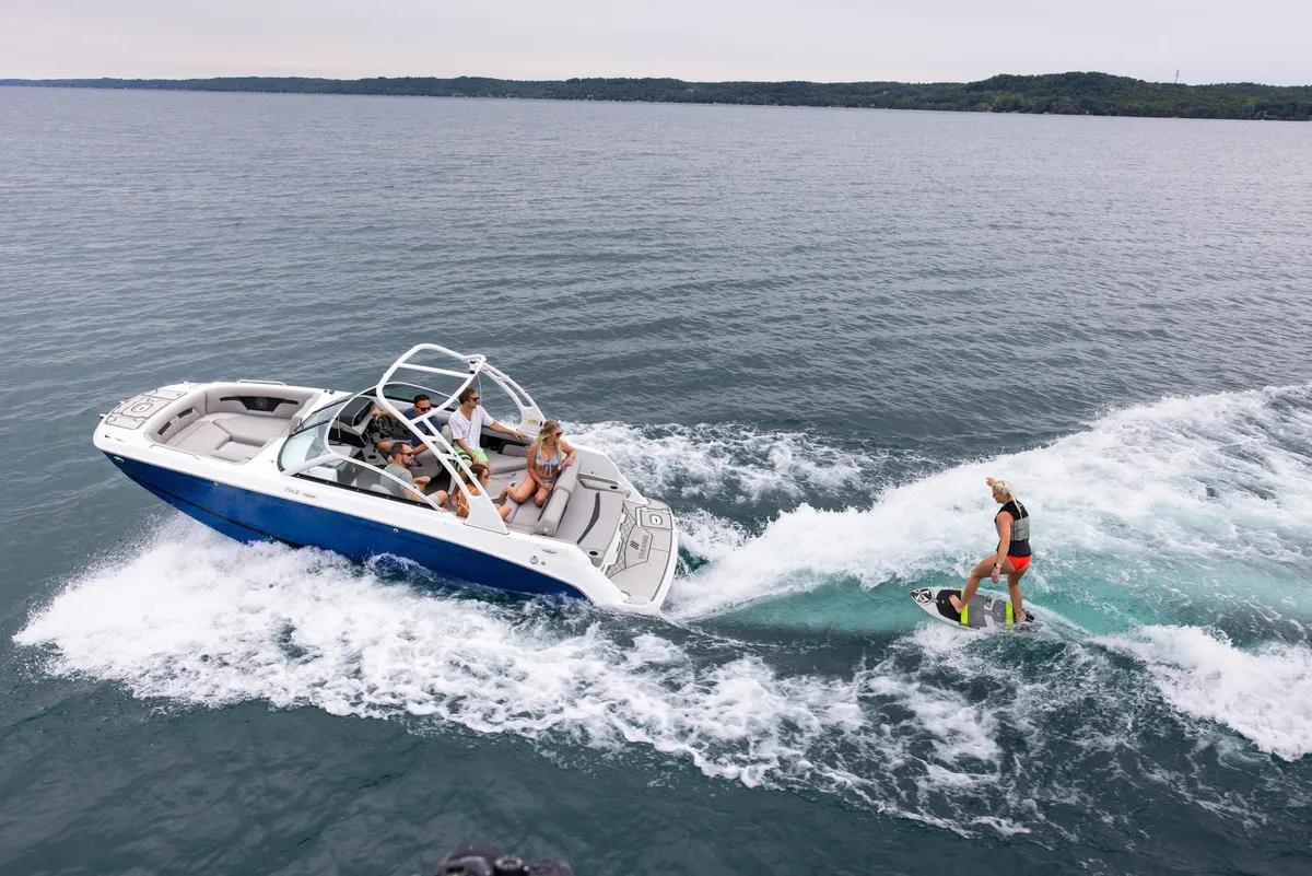 Four Winns HD3 Surf: Boot vaart met wakeboarder