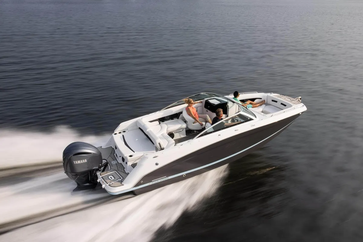 Four Winns HD5 OB: Speedboot varend met passagiers op water