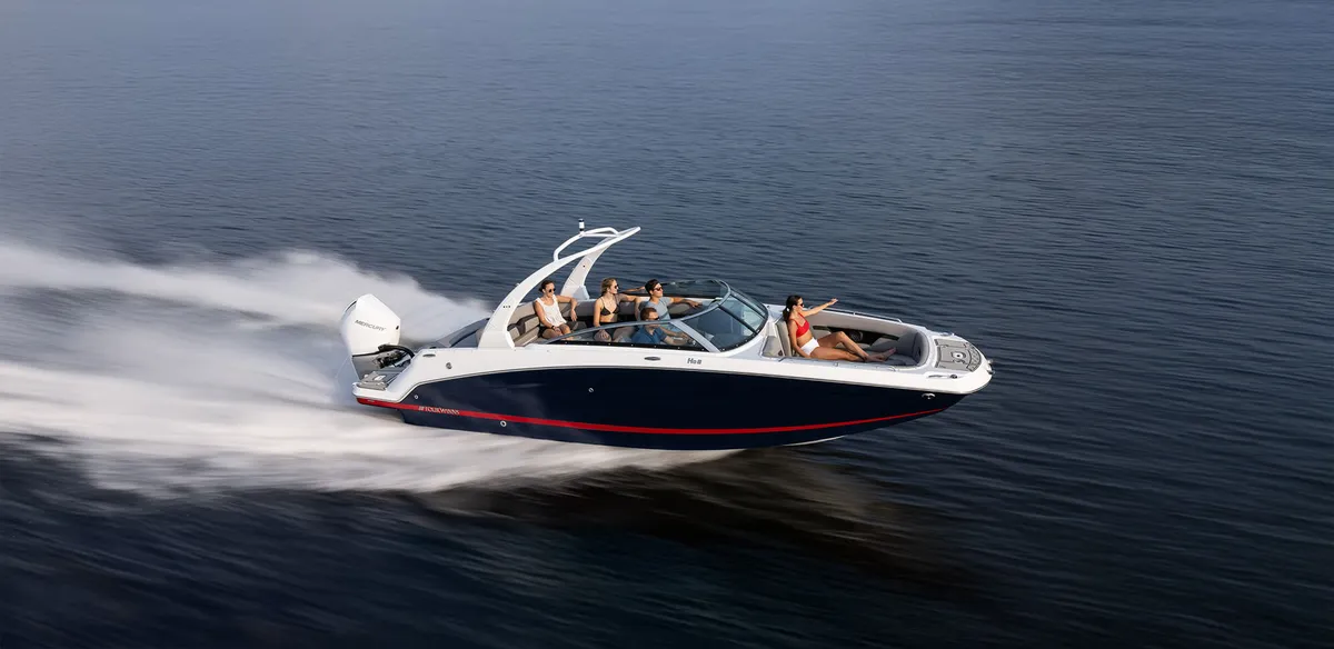 Four Winns HD8 OB: Boot varend op zee met passagiers