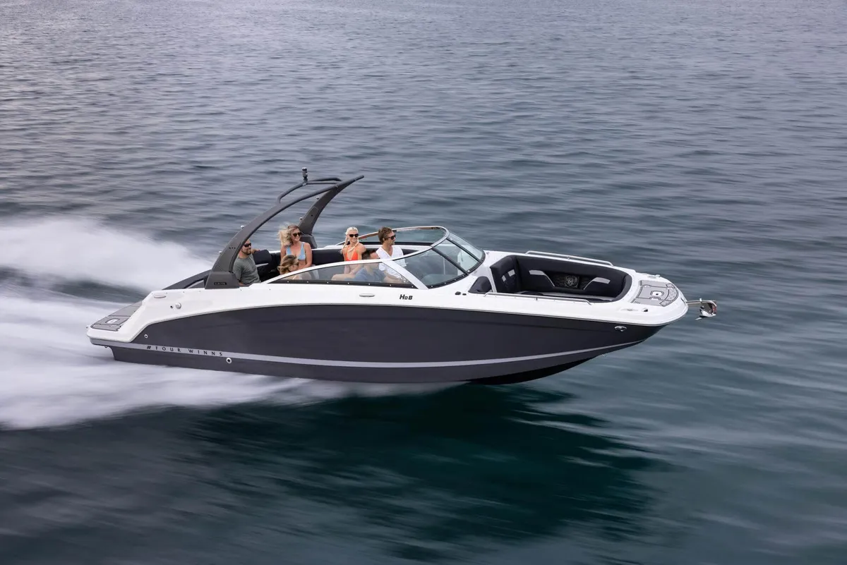 Four Winns HD8: Boot varend op zee met passagiers