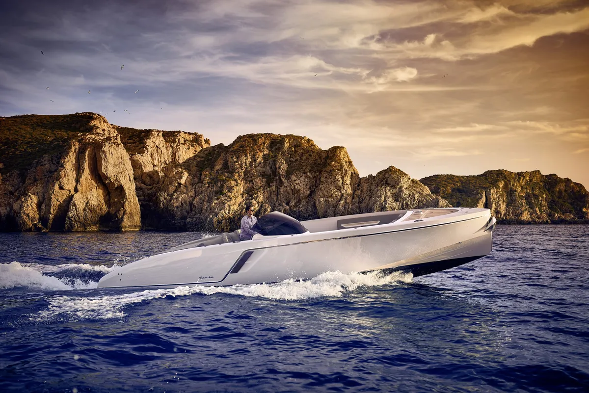 Frauscher 1017 GT Air: Witte speedboot vaart langs kliffen