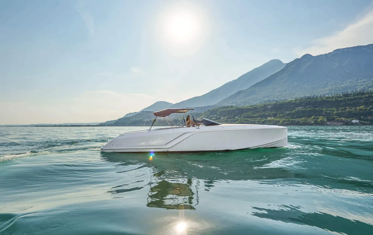 Frauscher 1212 Ghost: Witte boot vaart op meer