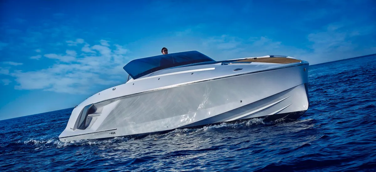 Frauscher 1414 Demon: Witte boot varend op zee