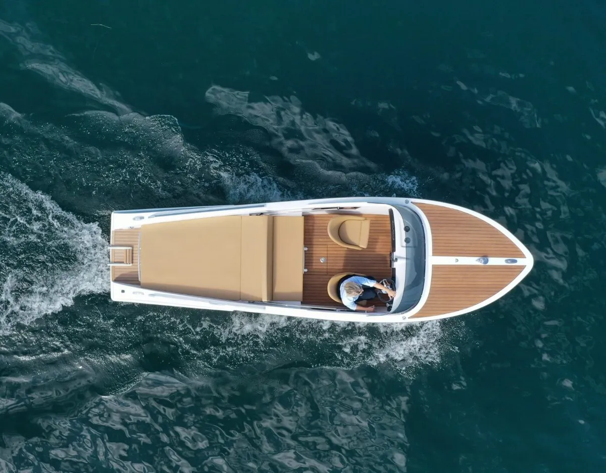 Frauscher 610 San Remo: Boot van bovenaf varend