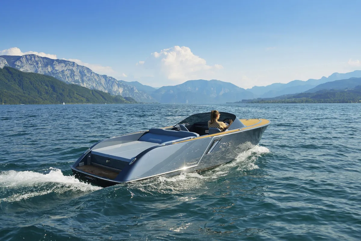 Frauscher 650 Alassio: Speedboot varend op meer
