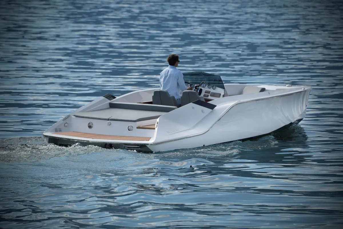 Frauscher 740 Mirage Air: Witte speedboot varend op water