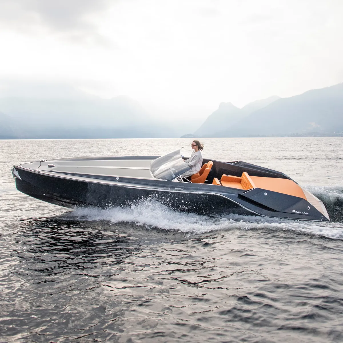 Frauscher 740 Mirage: Speedboot varend op meer