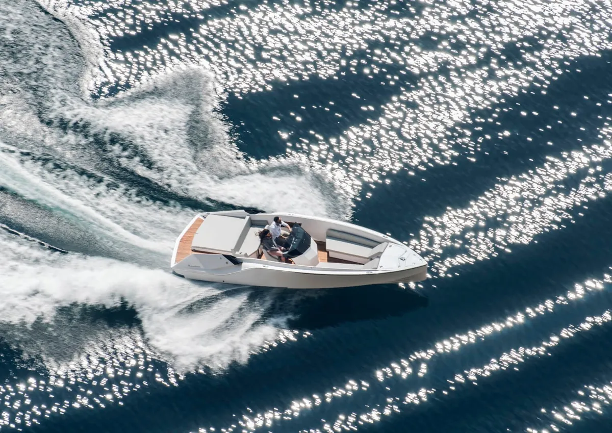 Frauscher 747 Mirage Air: Speedboot varend op zee