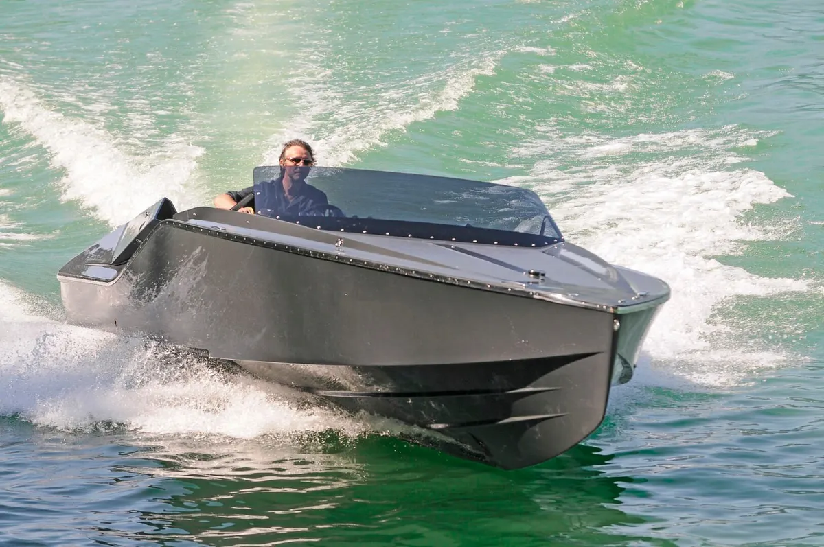 Frauscher 747 Mirage: Speedboot varend op zee