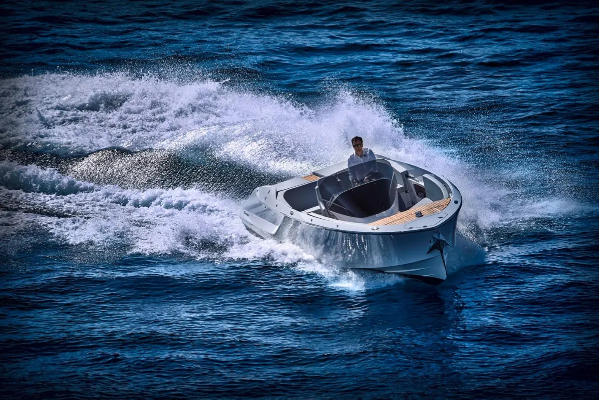 Frauscher 858 Fantom Air: Boot varend op zee met golven