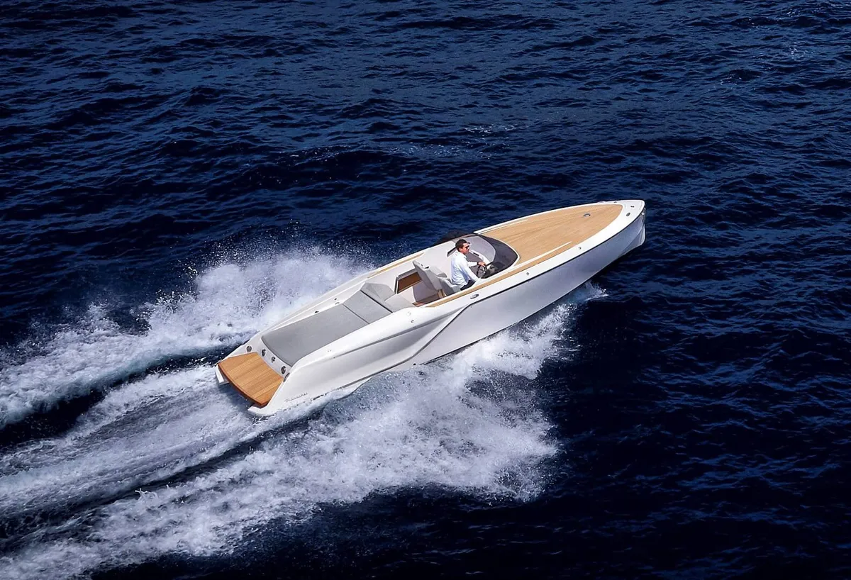 Frauscher 858 Fantom: Boot varend op zee