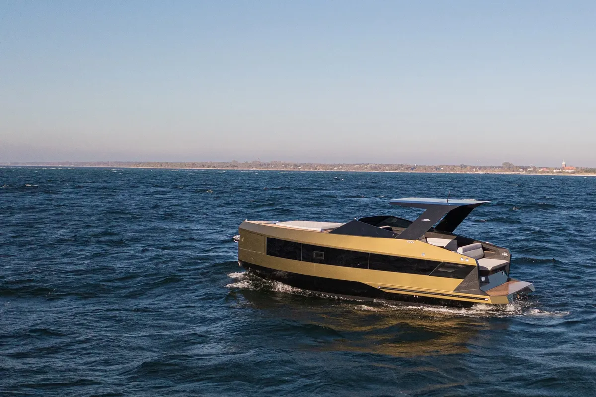 Futuro Boats RX 30: Gouden boot varend op zee