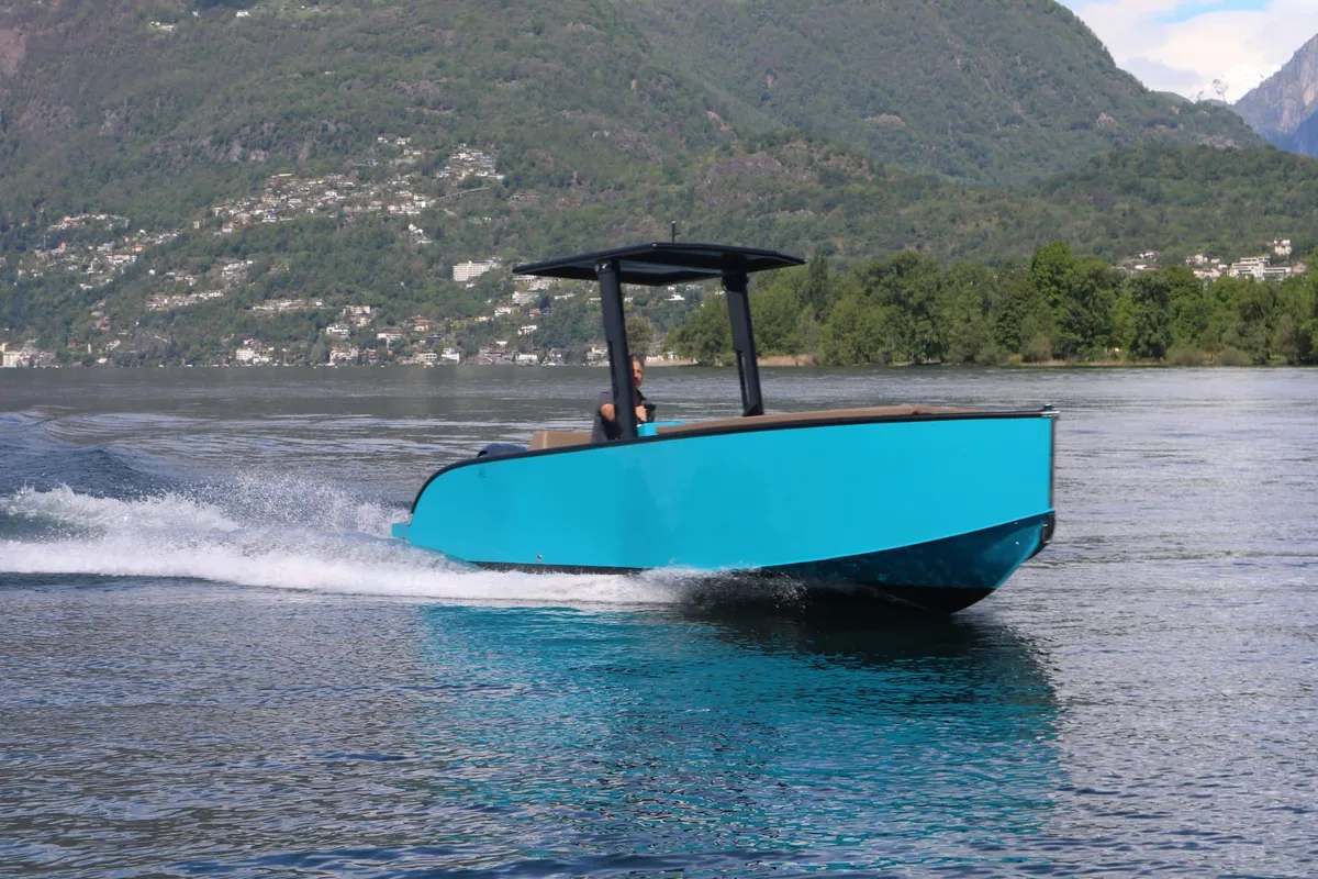 Futuro Boats ZX 22 AB: Turquoise boot varend op meer