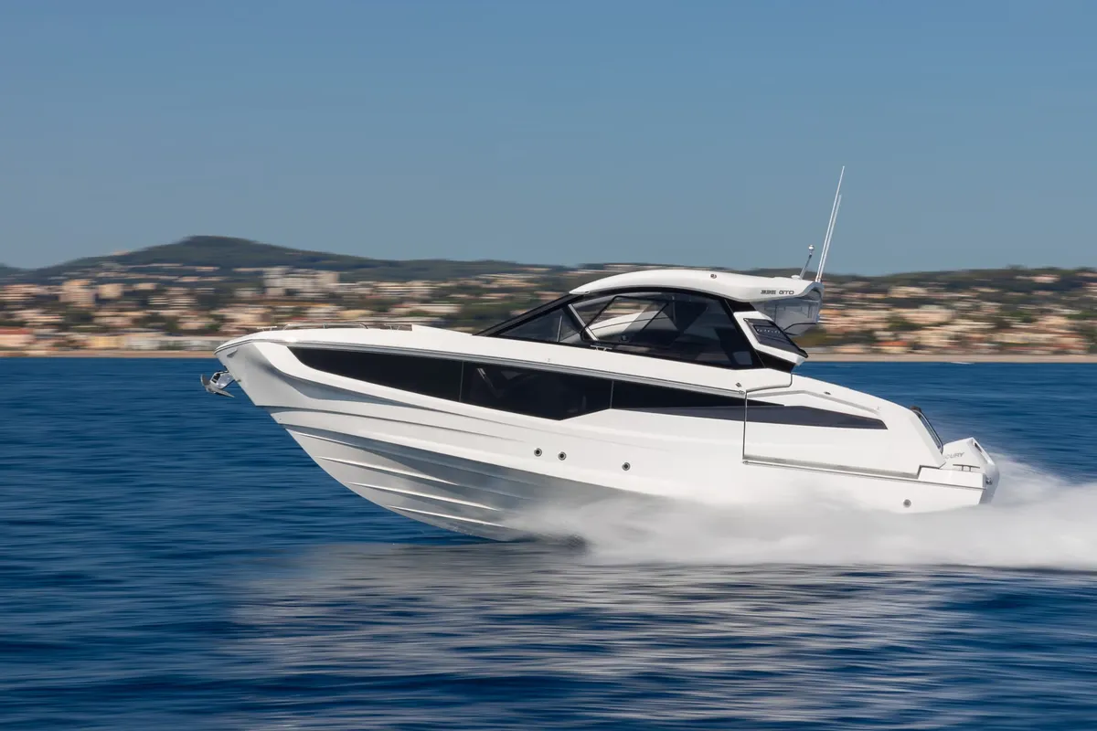 Galeon Yachts 335 GTO: Witte boot varend op zee