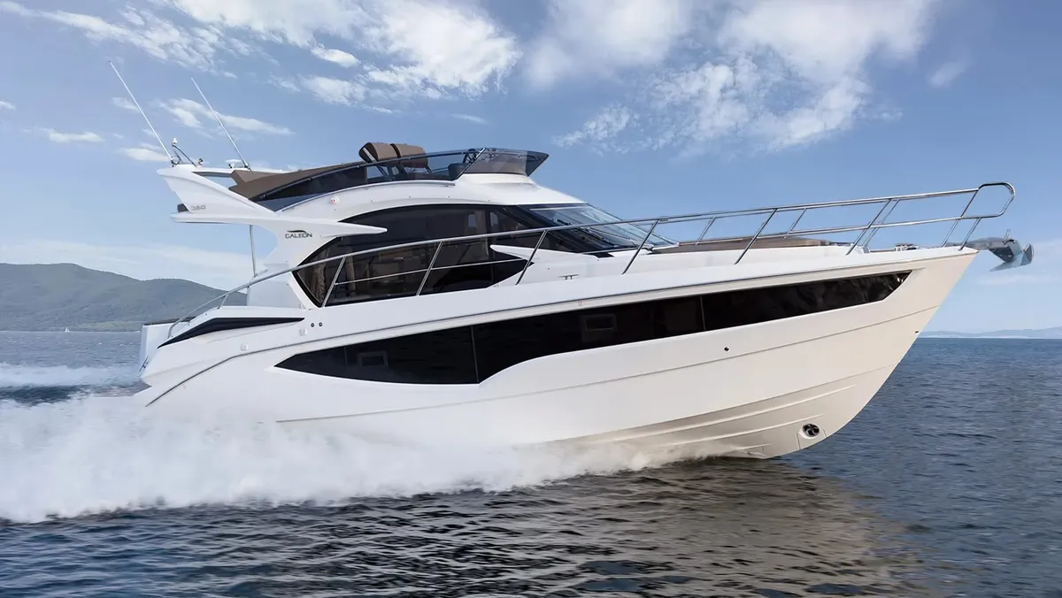 Galeon Yachts 360 FLY: Witte jacht vaart op zee