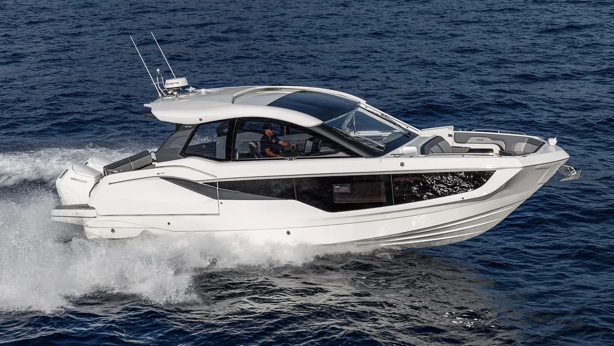 Galeon Yachts 375 GTO: Witte boot vaart op zee