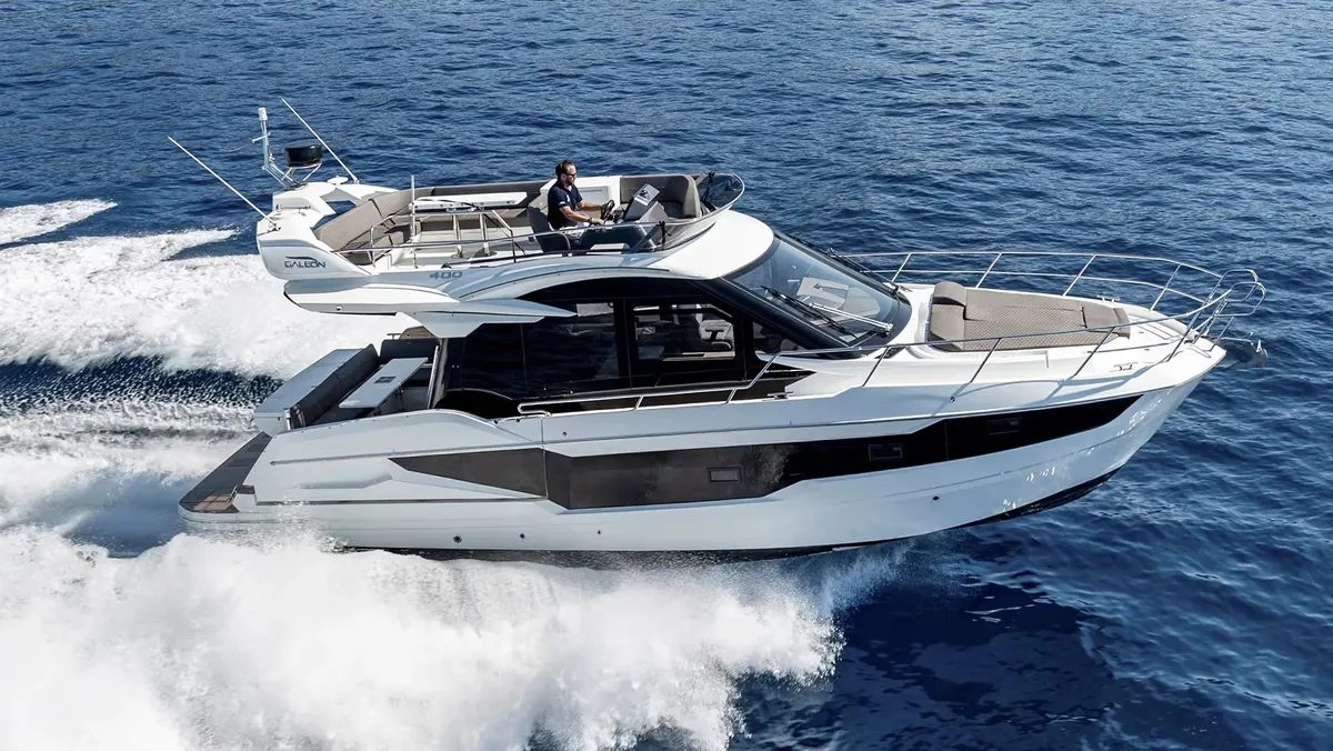 Galeon Yachts 400 FLY: Boot varend op zee