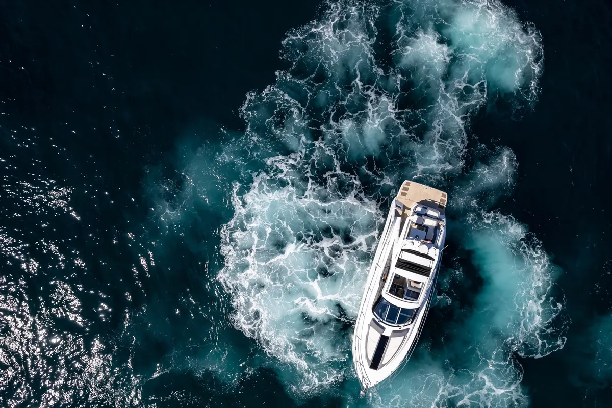 Galeon Yachts 405 HTS: Boot varend op zee met schuim