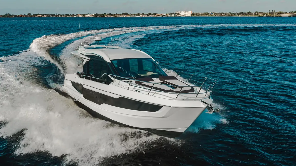 Galeon Yachts 410 HTC: Boot varend op zee