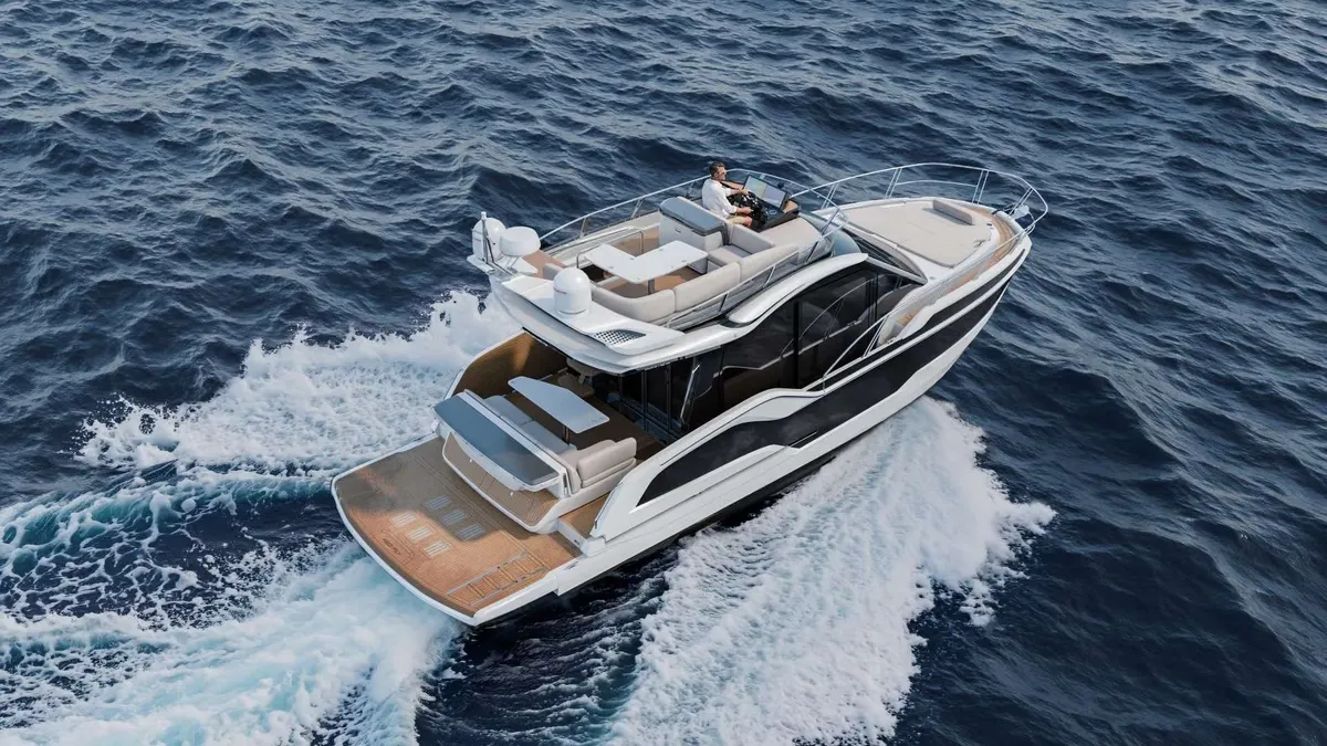 Galeon Yachts 420 FLY: Boot varend op zee