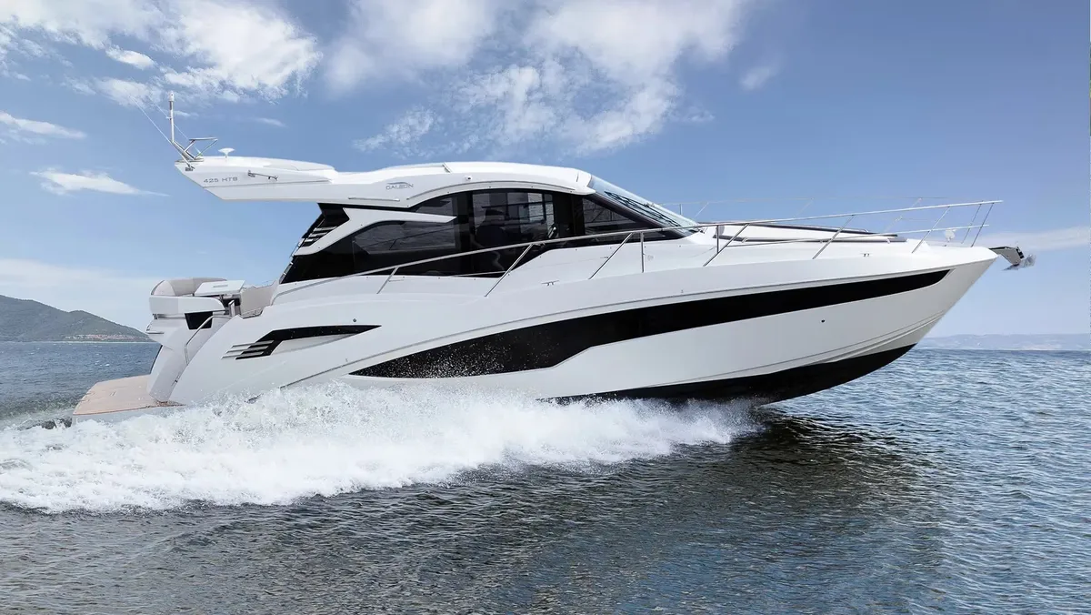 Galeon Yachts 425 HTS: Witte motorboot vaart op zee