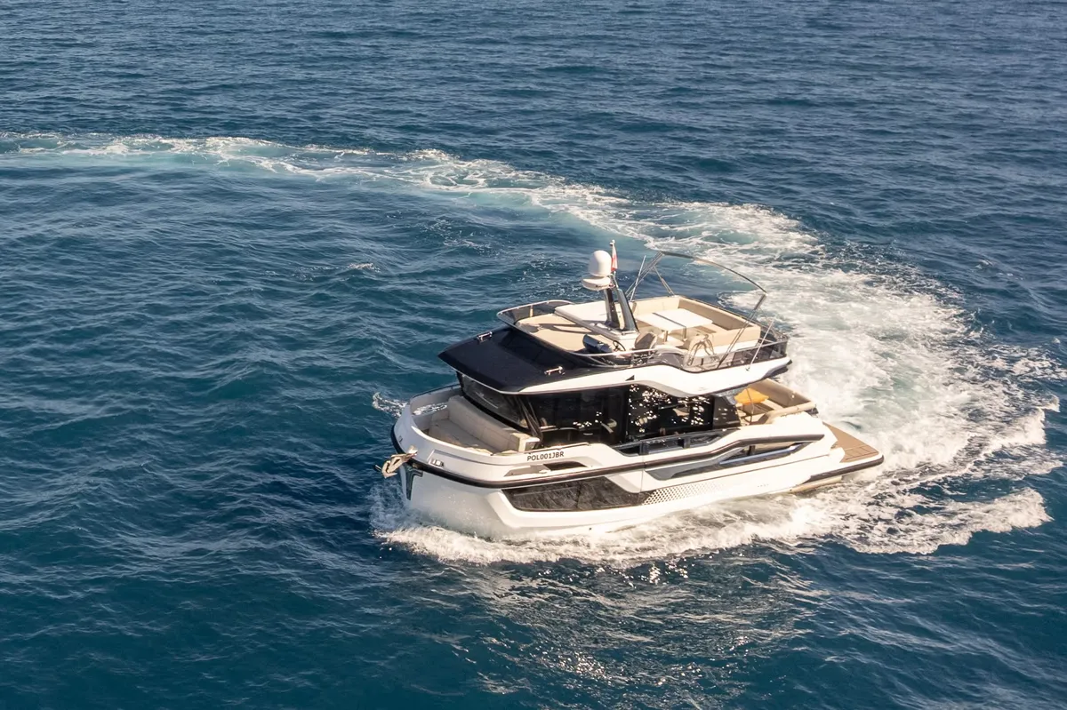 Galeon Yachts 430 EXP: Boot varend op zee