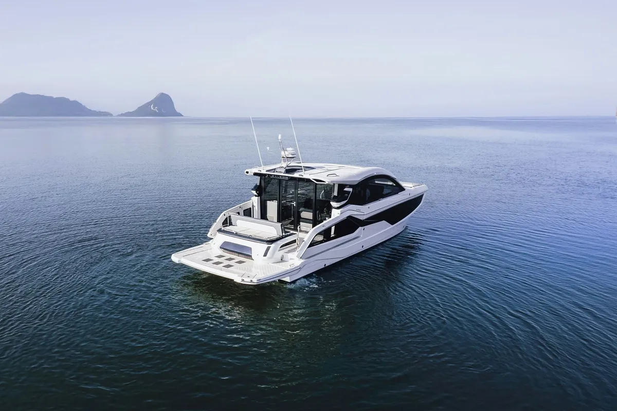 Galeon Yachts 435 GTI: Witte boot vaart op zee