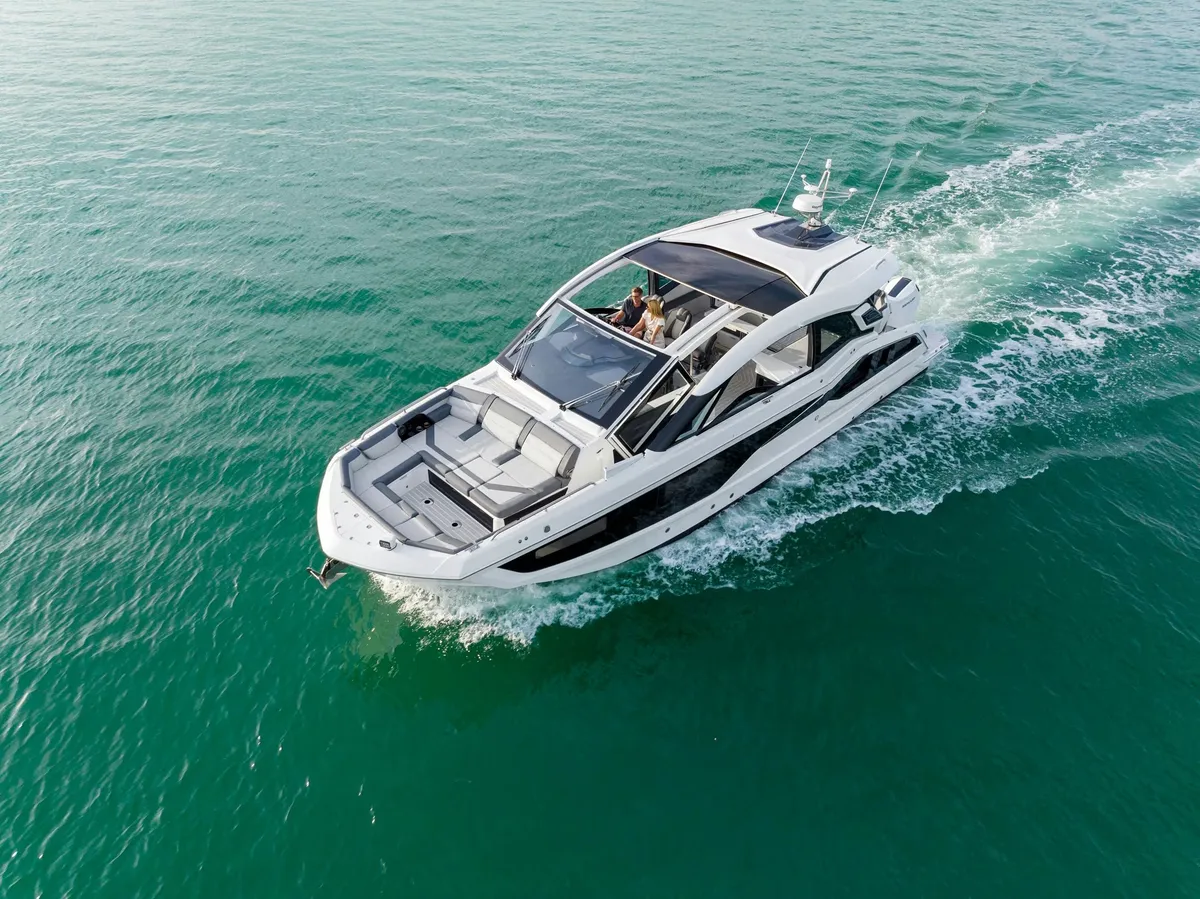 Galeon Yachts 435 GTO: Boot varend op zee